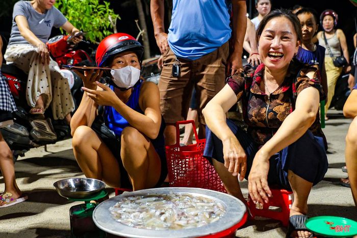Những nụ cười của người bán và người mua hòa cùng tiếng sóng biển tạo nên bức tranh sinh động về cuộc sống nơi vùng biển Nghi Xuân.