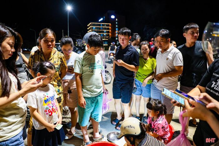 Nhiều gia đình, nhóm bạn trẻ tranh thủ trải nghiệm không khí chợ đêm sau khi tắm biển, thưởng thức ẩm thực cùng các hoạt động giải trí ven biển.