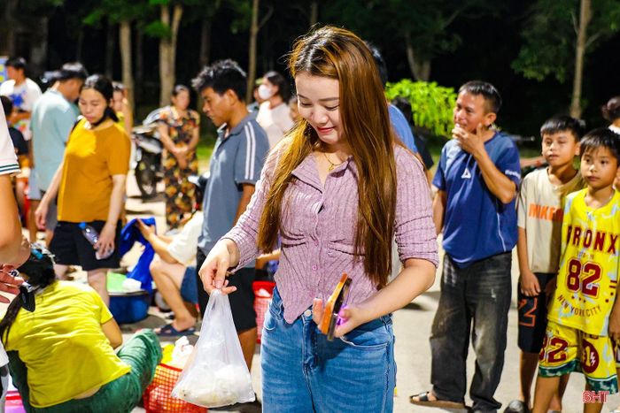 Du khách thích thú quan sát ngư dân phân loại hải sản, tìm hiểu về nghề đi biển và trực tiếp lựa chọn những sản vật tươi ngon vừa được đánh bắt.