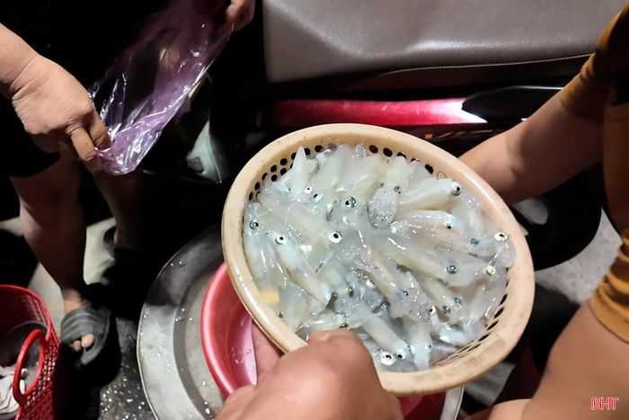 Sự hấp dẫn của những chú mực tươi ngon khiến loại hải sản này gần như luôn trong tình trạng "cháy hàng".