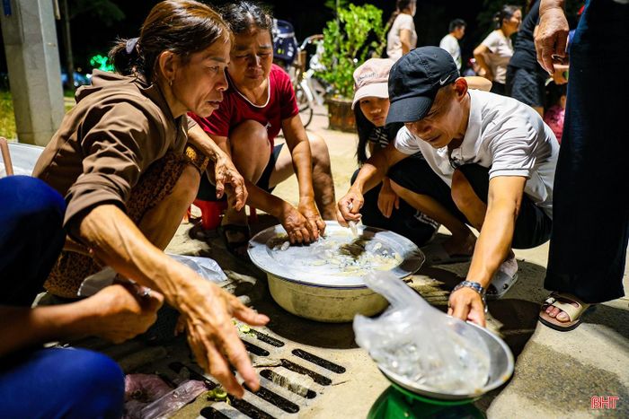 Không biển hiệu, không quầy hàng cố định, nhưng chợ đêm hải sản Xuân Thành vẫn luôn đông vui bởi sự dân dã và nét sinh hoạt đặc trưng của ngư dân miền biển.