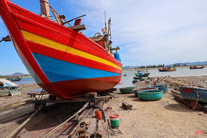  Anh Trần Văn Tiến - chủ xưởng sửa chữa tàu thuyền cho biết: "Chúng tôi xây dựng công trình ở đây để phục vụ hoạt động sửa chữa tàu thuyền cho ngư dân. Chúng tôi vẫn biết việc sử dụng đất trong phạm vi khu tránh trú bão là chưa phù hợp và ảnh hưởng đến công tác quản lý của Nhà nước. Nếu địa phương bố trí được địa điểm sản xuất mới, thuận lợi và bảo đảm điều kiện hoạt động, chúng tôi sẽ chấp hành, tự giác tháo dỡ, di dời công trình theo quy định". 
