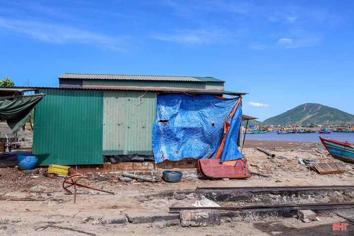  Bên cạnh đó, một số công trình xây dựng còn xâm hại hành lang bảo vệ công trình, tiềm ẩn nguy cơ mất an toàn, đặc biệt là trong mùa mưa bão. Những công trình này phục vụ hoạt động đóng tàu thuyền suốt nhiều năm qua. 