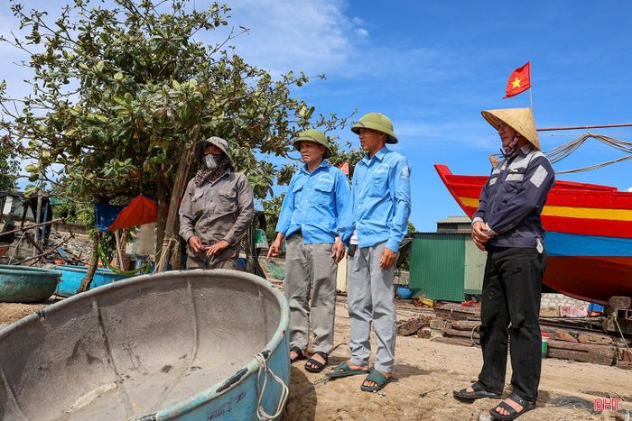  Ông Đinh Sỹ Long (người thứ 2 bên trái sang) – phụ trách Cảng cá và Khu neo đậu tránh bão cho tàu cá Cửa Nhượng cho biết: “Đơn vị đã nhiều lần phối hợp kiểm tra, đồng thời có văn bản đề nghị chính quyền địa phương và các cơ quan liên quan tổ chức xử lý, di dời các phương tiện bỏ hoang và giải tỏa các công trình vi phạm. Tuy nhiên, việc thực hiện vẫn gặp khó khăn do vướng mắc trong xác định chủ sở hữu, trách nhiệm quản lý và nguồn kinh phí thực hiện. Chúng tôi kiến nghị địa phương và cơ quan chức năng sớm có giải pháp xử lý dứt điểm nhằm bảo đảm an toàn cho tàu thuyền, phát huy hiệu quả của công trình và phục vụ tốt công tác phòng, chống thiên tai". 