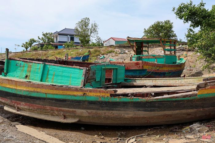  Tuy nhiên, hiện nay, khu vực này có nhiều xác tàu cũ bị bỏ lại, chiếm dụng mặt nước và làm thu hẹp không gian neo đậu của tàu thuyền. 