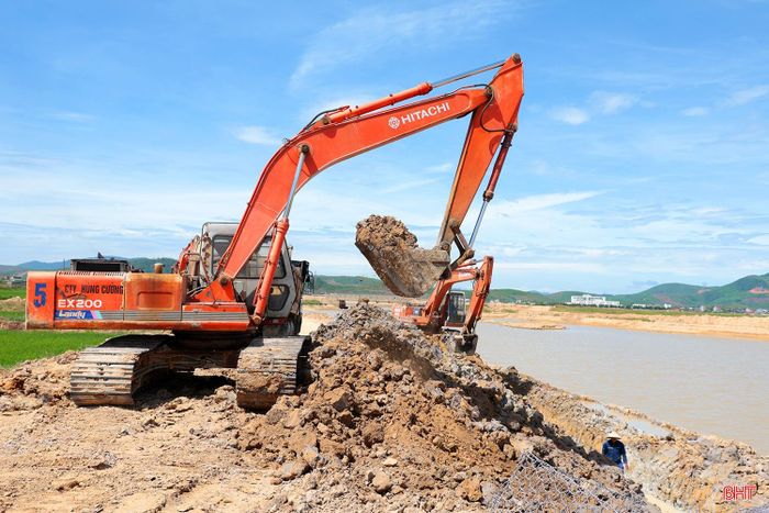 Cùng với việc linh động bố trí thời gian làm việc, đơn vị thi công - Công ty Công ty CP Tư vấn và đầu tư xây dựng Thiên Hoàng cũng dựng bạt che nắng, chuẩn bị nước uống, bố trí thời gian nghỉ ngơi hợp lý, hạn chế nguy cơ mất sức, sốc nhiệt cho công nhân. Nhà thầu cũng tăng cường thêm máy móc, thiết bị để hỗ trợ công nhân đẩy nhanh tiến độ công việc.