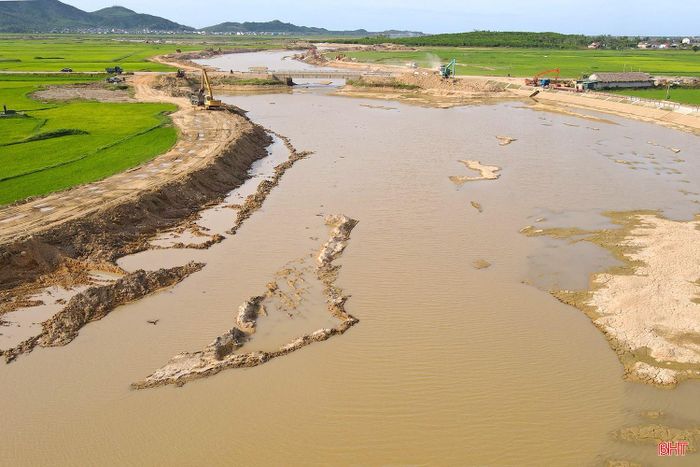 Tại hạng mục nạo vét kênh Nhà Lê của dự án, không khí làm việc vẫn diễn ra sôi động dù nền nhiệt cao.