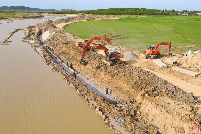 Theo ông Trần Viết Nhật – Chỉ huy trưởng công trường Công ty CP Xây lắp và thương mại Hùng Cường, công trình đang trong giai đoạn nước rút, nhất là yêu cầu phải hoàn thành trước mùa mưa bão 2026 nên đơn vị động viên công nhân, người lao động cố gắng vượt qua thời tiết khó khăn để đáp ứng kế hoạch thi công.