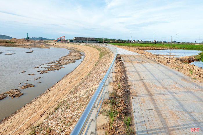 Tới nay, khối lượng thực hiện dự án đạt 79% giá trị hợp đồng, trong đó, đã thi công nạo vét hoàn thiện 15,95/20 km và 62/71 cống tiêu trên kênh Nhà Lê; thi công cơ bản cầu Đông Phú, cầu Kỳ Đồng cùng đường 2 đầu cầu, chỉ còn công tác thảm mặt cầu, đường; hoàn thành hệ thống các trạm bơm, đập dâng, cống tiêu, 9 tuyến đường công vụ; hoàn thành đúc cấu kiện, lát và gia cố mái kè đến cao độ 2,5m dài 5/5,6km hạng mục tuyến kênh tiêu trung tâm hành chính…