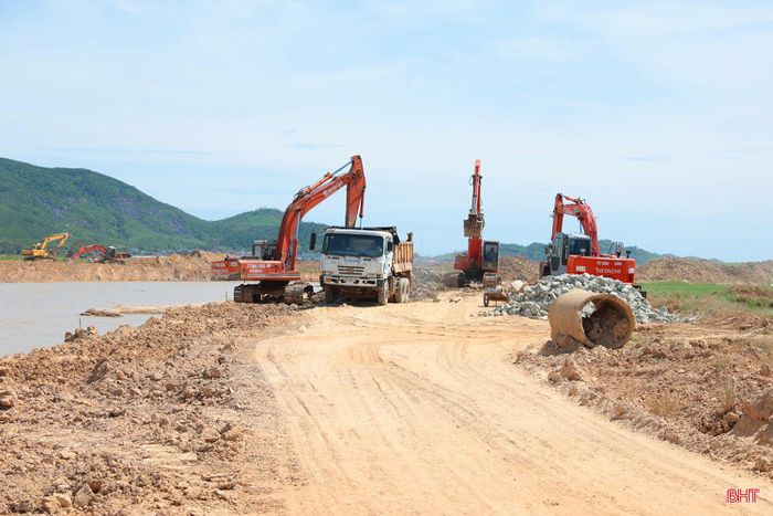 Thời gian này, Công ty CP Xây lắp và thương mại Hùng Cường đang huy động nhiều nhân lực, máy móc, thiết bị chia các mũi thi công tập trung đẩy nhanh hạng mục xây dựng 2 km tuyến kênh tiêu trong trung tâm hành chính đoạn qua xã Kỳ Anh, thuộc Dự án Hệ thống tiêu thoát lũ, chống ngập úng khu vực trung tâm hành chính huyện Kỳ Anh (cũ) và vùng phụ cận.
