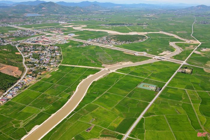 Ông Nguyễn Mạnh Hùng – Phòng Quản lý dự án (Ban QLDA đầu tư xây dựng công trình NN&amp;PTNT tỉnh) cho hay: “Dự án được triển khai từ năm 2025, thời gian thi công đến hết năm 2026. Quá trình thi công, dù thời tiết bất lợi (năm 2025 mưa bão nhiều, còn thời gian này thời tiết nắng nóng cực đoan) cùng với biến động giá xăng dầu, vật liệu xây dựng, nhưng các nhà thầu vẫn nỗ lực vượt qua khó khăn, đảm bảo tiến độ thi công”.
