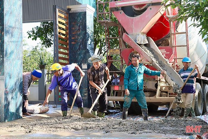  Nhiều hoạt động xây dựng NTM tại xã Đức Thọ thiếu đi lực lượng đoàn viên, thanh niên. Ảnh Phan Cúc 