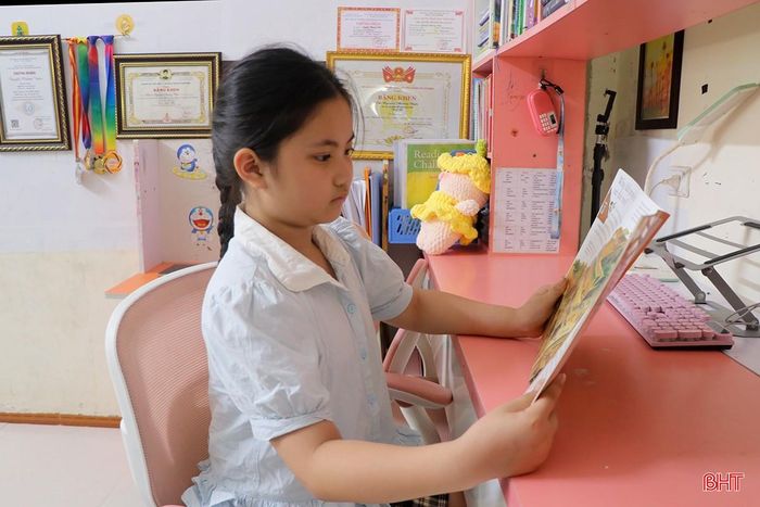 Để bổ sung vốn từ vựng và cách phát âm, ngoài xem video trên các kênh, Phương Uyên còn thường xuyên đọc truyện bằng tiếng Anh.
