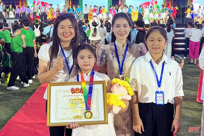 Phương Uyên chụp ảnh lưu niệm với cô giáo Trần Thị Thùy Duyên (ngoài cùng bên trái) và gia đình.