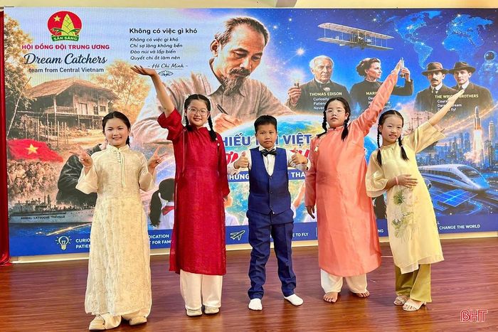 Phương Uyên (ngoài cùng bên trái) và các bạn chụp ảnh lưu niệm tại vòng chung kết.