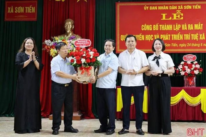 Giám đốc Sở GD&amp;ĐT Hà Tĩnh Bùi Nhân Sâm chúc mừng Quỹ Khuyến học và phát triển trí tuệ xã Sơn Tiến.