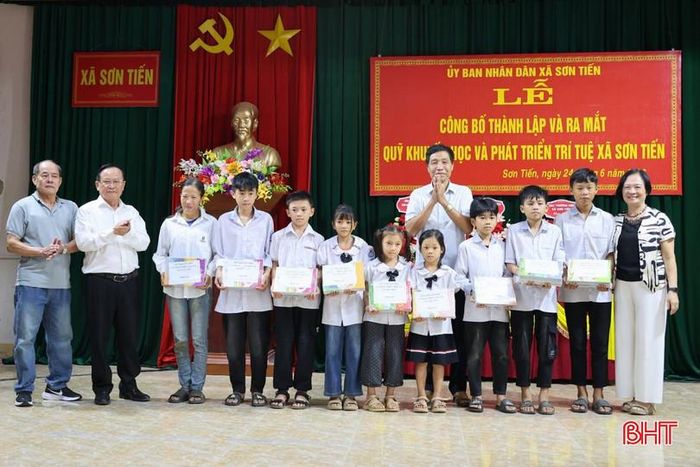 ...tặng 50 bộ sách giáo khoa cho các em học sinh gặp hoàn cảnh khó khăn.