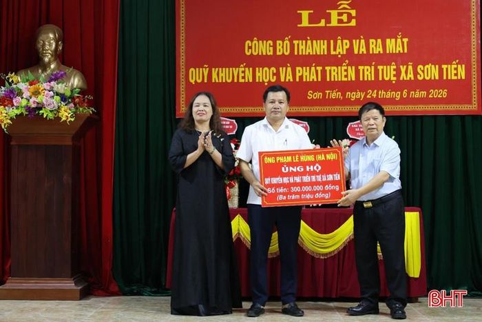 Đại diện Quỹ Khuyến học và phát triển trí tuệ xã Sơn Tiến tiếp nhận số tiền ủng hộ 300 triệu đồng của ông Phạm Lê Hùng- Chủ tịch Hội đồng hương xã Sơn Tiến tại Hà Nội.