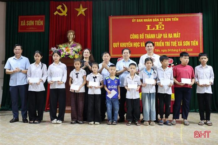 Quỹ trao 10 suất học bổng, mỗi suất trị giá 2 triệu đồng cho các em học sinh nghèo vượt khó...