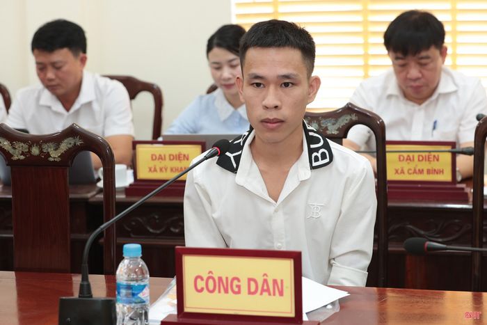 Công dân Bùi Quốc Thắng (thôn Hạ Triều, xã Gia Hanh) trình bày kiến nghị tại phiên tiếp công dân.