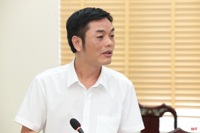 Đồng chí Lê Anh Sơn - Chánh Thanh tra tỉnh báo cáo kết quả giải quyết một số vụ việc tại phiên tiếp công dân.