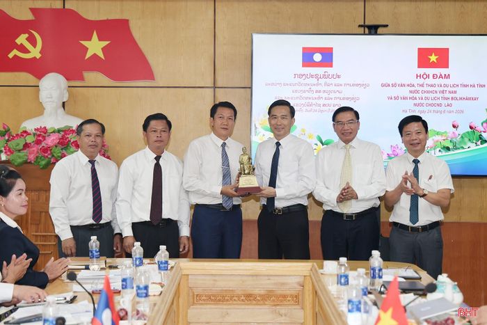 Lãnh đạo Sở VH-TT&amp;DL Hà Tĩnh tặng quà lưu niệm cho Sở VH&amp;DL tỉnh Bolikhămxay.
