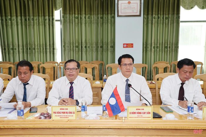 Đồng chí Oudom Vông Cay Sỏn – Giám đốc Sở VH&amp;DL tỉnh Bolikhămxay phát biểu tại buổi hội đàm.