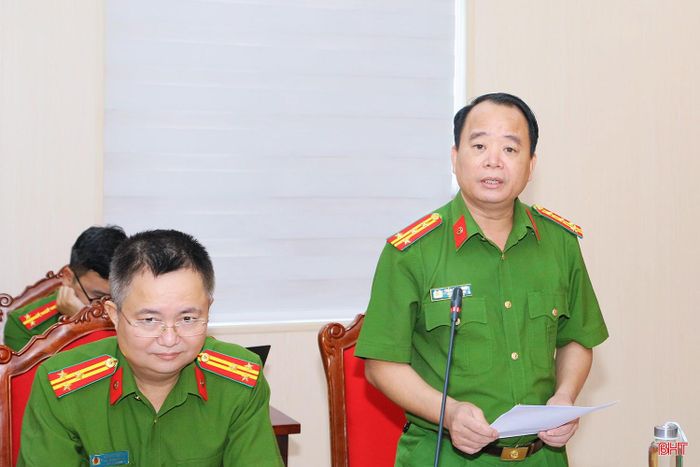 Đại tá Trần Hữu Cảnh – Trưởng phòng Cảnh sát Quản lý hành chính về trật tự xã hội (Công an tỉnh) báo cáo kết quả thực hiện công tác thu thập thông tin ADN đối với liệt sĩ chưa xác định thông tin trên địa bàn.