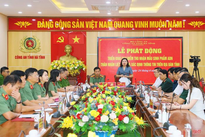 Phó Chủ tịch UBND tỉnh Nguyễn Thị Nguyệt - Trưởng ban Chỉ đạo 515 tỉnh và Đại tá Nguyễn Trung Kiên - Phó Giám đốc Công an tỉnh chủ trì điểm cầu Hà Tĩnh.