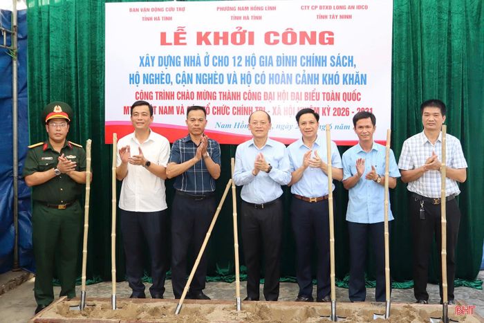  Phó Bí thư Thường trực Tỉnh ủy Nguyễn Hồng Lĩnh, Chủ tịch Ủy ban MTTQ tỉnh Nguyễn Thành Đồng cùng đại biểu thực hiện nghi thức khởi công xây dựng nhà ở cho gia đình ông Nguyễn Văn Đoài (81 tuổi, TDP 7 Nam Hồng). 