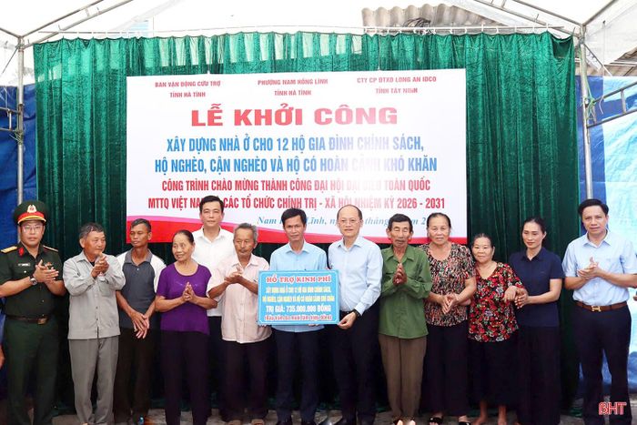  Phó Bí thư Thường trực Tỉnh ủy Nguyễn Hồng Lĩnh, Chủ tịch Ủy ban MTTQ tỉnh Nguyễn Thành Đồng trao biểu trưng hỗ trợ kinh phí xây dựng nhà ở cho các hộ gia đình. 
