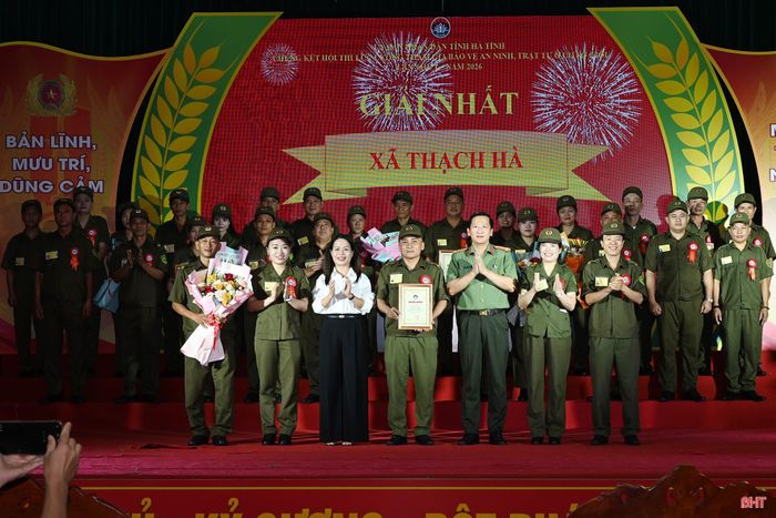 Ban Tổ chức trao giải nhất cho đội xã Thạch Hà...