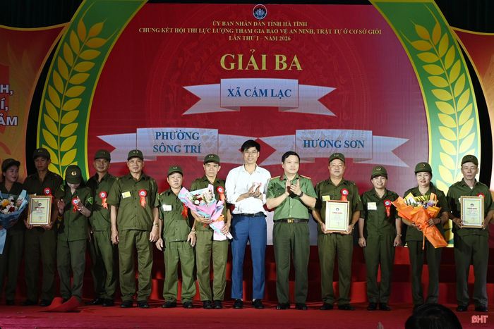 ...trao giải ba cho các đội phường Sông Trí, xã Cẩm Lạc, Hương Sơn.