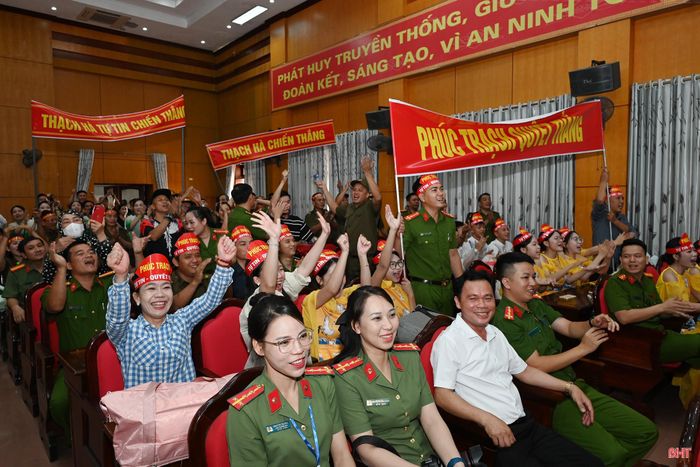 Các đội thi nhận được sự cổ vũ nhiệt tình của khán giả.
