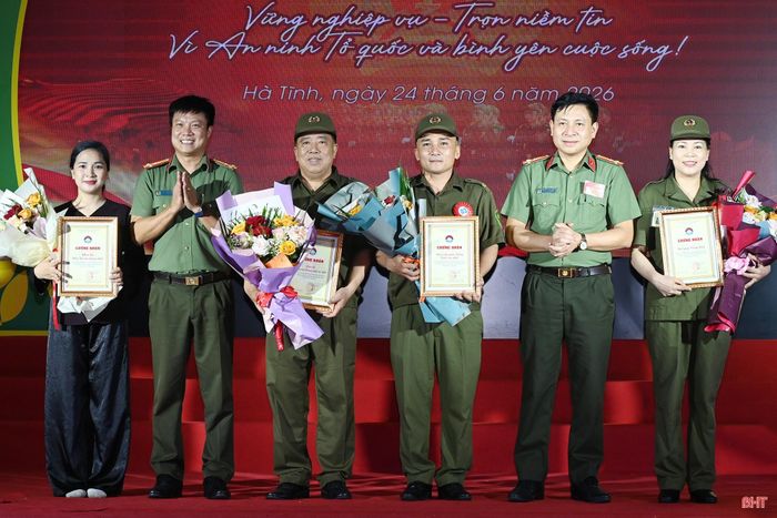 Ban Tổ chức cũng trao chứng nhận cho tập thể và cá nhân giành các giải phụ trong Hội thi.