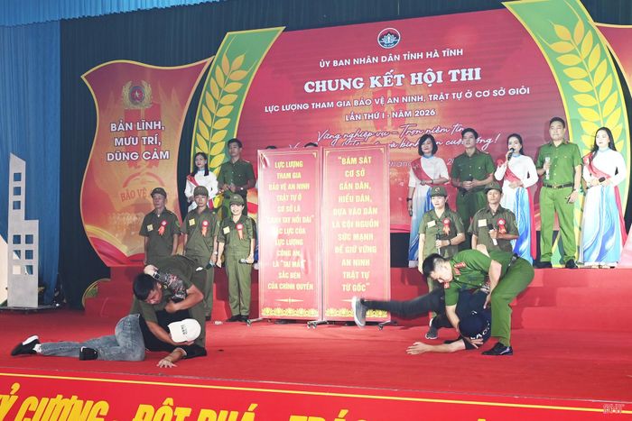 Các đội tranh tài qua các phần thi chào hỏi...