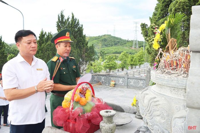 Trước khi tiến hành khai quật, lấy mẫu ADN các phần mộ, lãnh đạo Bộ Chỉ huy Quân sự tỉnh và chính quyền địa phương đã tổ chức lễ dâng hoa, dâng hương, bày tỏ lòng thành kính, tri ân sâu sắc đối với các liệt sĩ.