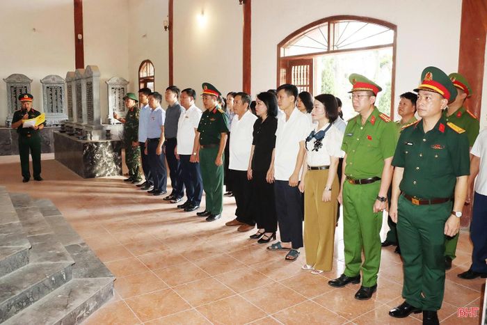 Thực hiện “Chiến dịch 500 ngày đêm đẩy mạnh tìm kiếm, quy tập và xác định danh tính hài cốt liệt sĩ”, sáng 24/6, Ban Chỉ đạo 515 tỉnh phối hợp với UBND xã Đức Thọ tổ chức lấy mẫu ADN tại 24 phần mộ liệt sĩ chưa rõ thông tin ở Nghĩa trang Liệt sĩ Đức Thọ.