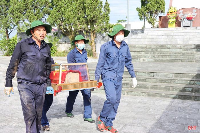 Lực lượng chức năng thực hiện nhiệm vụ tại Nghĩa trang Liệt sĩ Đức Thọ.