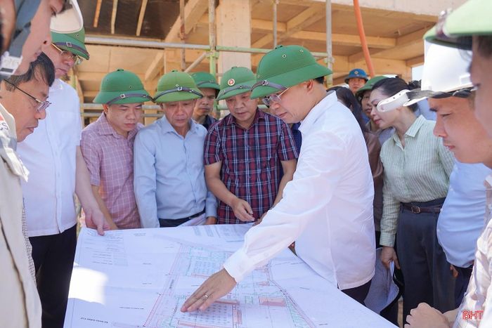 Ngày 2/6, Bí thư Tỉnh ủy Nguyễn Duy Lâm và đoàn công tác kiểm tra tại Dự án Trường Phổ thông nội trú liên cấp Tiểu học và Trung học cơ sở Hương Khê.