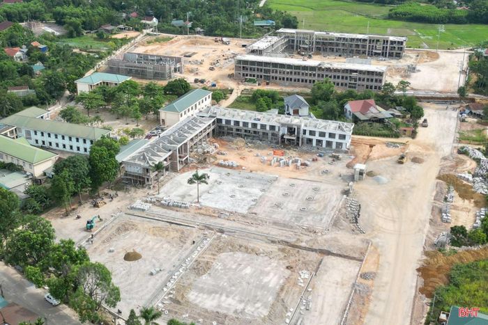 Dự án Trường Phổ thông nội trú liên cấp Tiểu học và THCS xã Hương Khê đang được tăng tốc thi công để hoàn thành trước năm học 2026 - 2027.