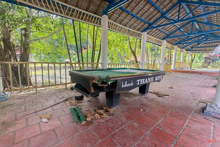 Không gian từng được kỳ vọng trở thành điểm nhấn du lịch của vùng biên trở nên nhếch nhác, hoang tàn.