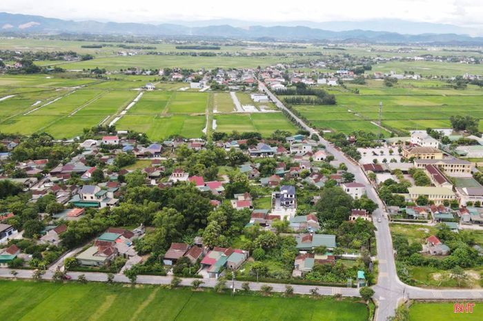 Những ngôi nhà mới góp phần làm thay đổi bộ mặt làng quê ở xã Đông Kinh.