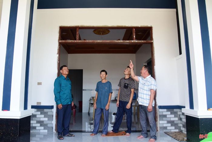 Cán bộ xã Đông Kinh và thôn Lương Trung đến động viên, chúc mừng ông Trần Quốc Huệ có nhà mới.