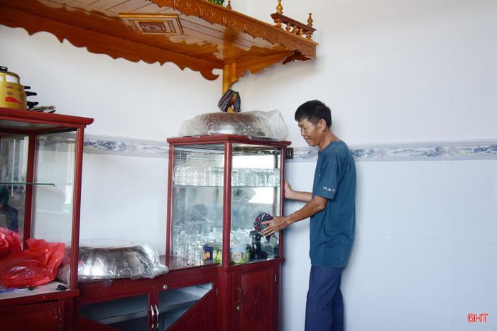 Ông Huệ phấn khởi lau dọn nhà cửa, đồ gia dụng.