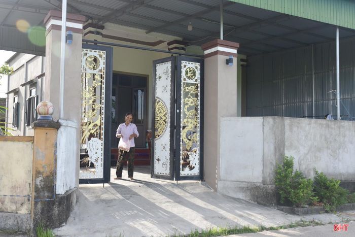 Bà Phan Thị Loan rất phấn khởi vì vừa được hỗ trợ tiền làm nhà, vừa được nhận gà sinh kế.