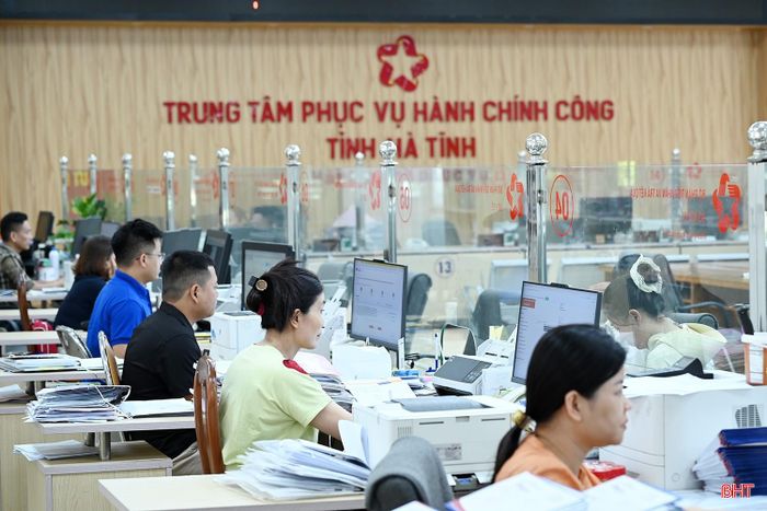 6 tháng đầu năm 2026, 18 cán bộ, công chức tại Trung tâm PVHCC tỉnh Hà Tĩnh đã tiếp nhận hơn 18.200 hồ sơ thuộc nhiều lĩnh vực; tỷ lệ xử lý đạt hơn 95%.