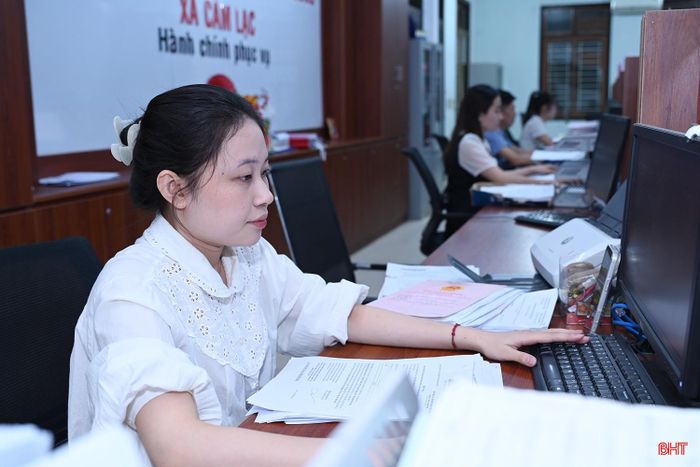 Những thời điểm tiếp nhận số lượng hồ sơ nhiều, vào buổi tối, chị Nguyễn Thị Quỳnh Anh phải tăng ca, tiếp tục hoàn thiện hồ sơ trên phần mềm và luân chuyển cho các bộ phận chuyên môn xử lý.