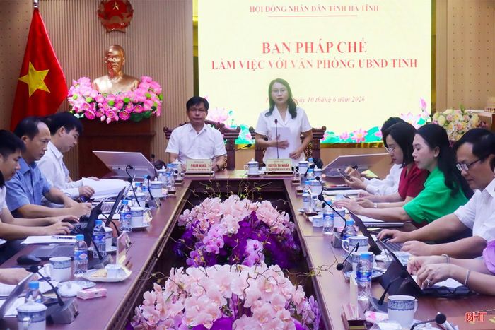 Ban Pháp chế HĐND tỉnh làm việc với các cơ quan liên quan để thẩm tra tờ trình và dự thảo Nghị quyết Quy định chế độ hỗ trợ đặc thù đối với cán bộ, công chức, viên chức làm việc tại trung tâm PVHCC các cấp trên địa bàn tỉnh Hà Tĩnh. Ảnh Xuân Hoa.
