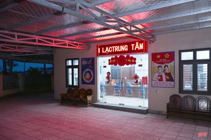 Dù đã hết giờ làm việc hành chính, bên trong Trung tâm PVHCC xã Cẩm Lạc vẫn sáng đèn. Nhiều cán bộ vẫn miệt mài nhập hồ sơ trực tuyến, số hóa dữ liệu và xử lý thủ tục hành chính để kịp tiến độ giải quyết cho người dân.